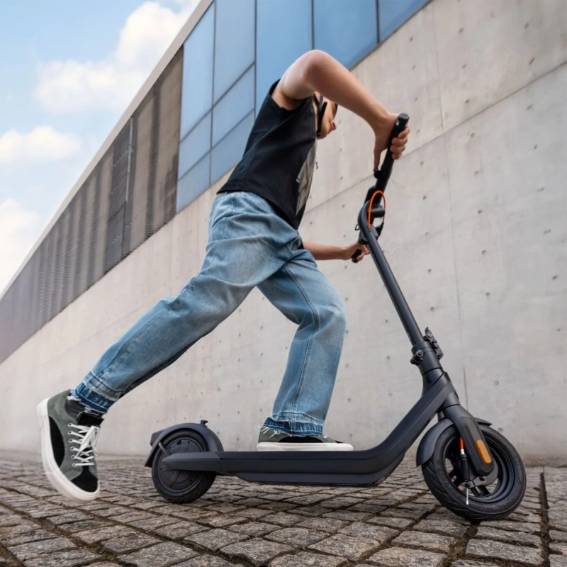 Hulajnoga-elektryczna-SEGWAY-Ninebot-KickScooter-E2-Pro-Czarny-lifestyle