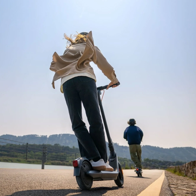 Hulajnoga-elektryczna-SEGWAY-Ninebot-KickScooter-E2-Pro-Czarny-lifestyle