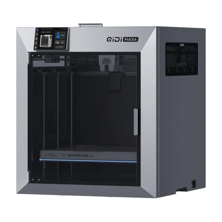 Zamknięta drukarka 3D QIDI Max 4 z przezroczystą obudową i zewnętrznym modułem zarządzania filamentem.