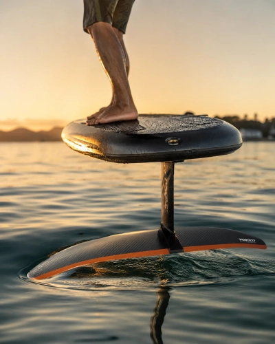 waydoo-evo-glider-c1500-podczas-plywania-na-desce-efoil