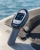 pilot-waydoo-evo-remote-na-desce-efoil-przy-wodzie