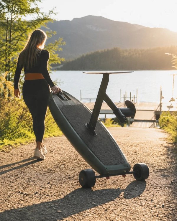 waydoo-evo-mover-s-podczas-przewozenia-deski-nad-wode