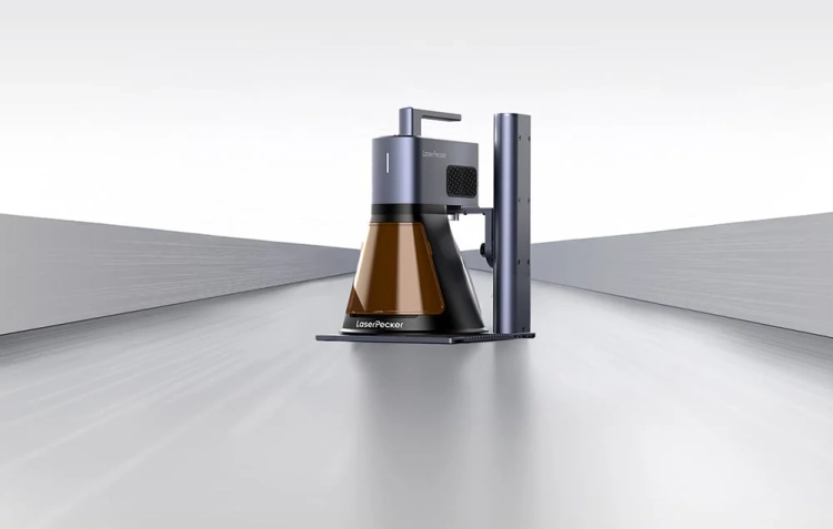 laserpecker-lp2-plus-na-bialym-tle-z-podstawa-robocza