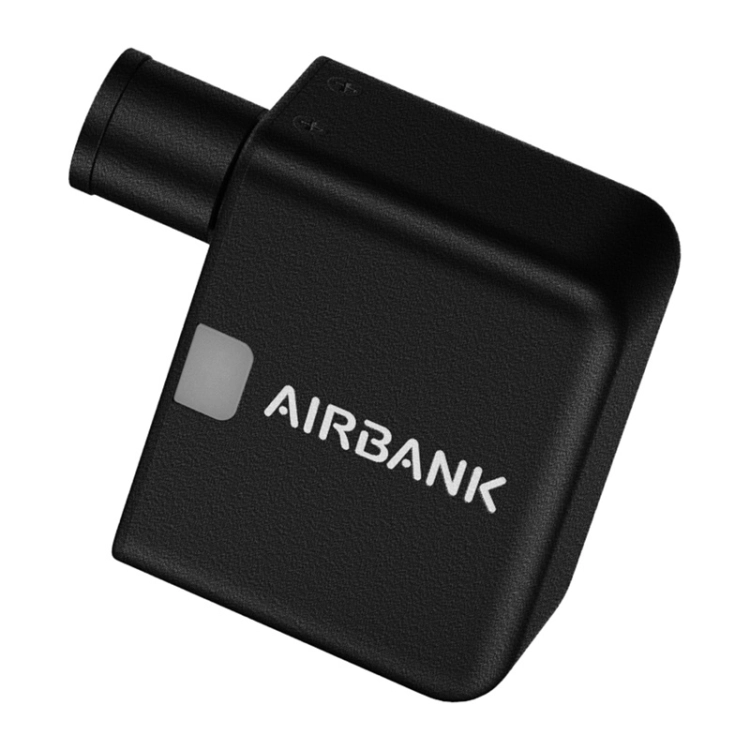 Czarna mini pompka rowerowa z napisem Airbank trzymana w dwóch palcach dłoni na jasnym tle.