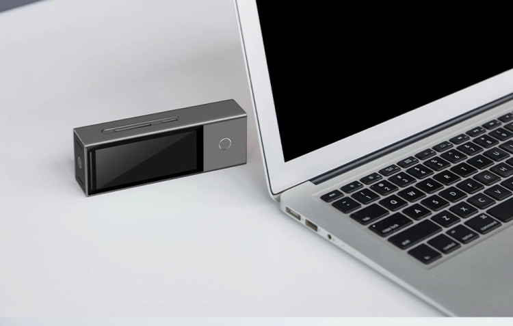 timekettle-x1-przy-laptopie-i-telefonie-podczas-tlumaczenia-mediow