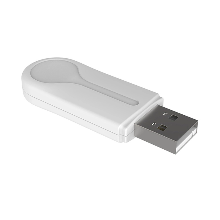 Miniaturowy adapter USB Cycplus U10 podłączony do portu w laptopie w celu obsługi kolarskiej aplikacji treningowej.