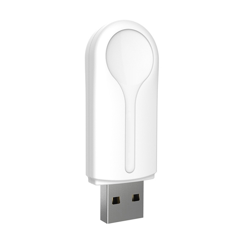 Dłoń trzymająca mikroskopijny adapter USB Cycplus U10 przed jego podłączeniem do stacji roboczej komputera stacjonarnego.