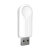 Dłoń trzymająca mikroskopijny adapter USB Cycplus U10 przed jego podłączeniem do stacji roboczej komputera stacjonarnego.