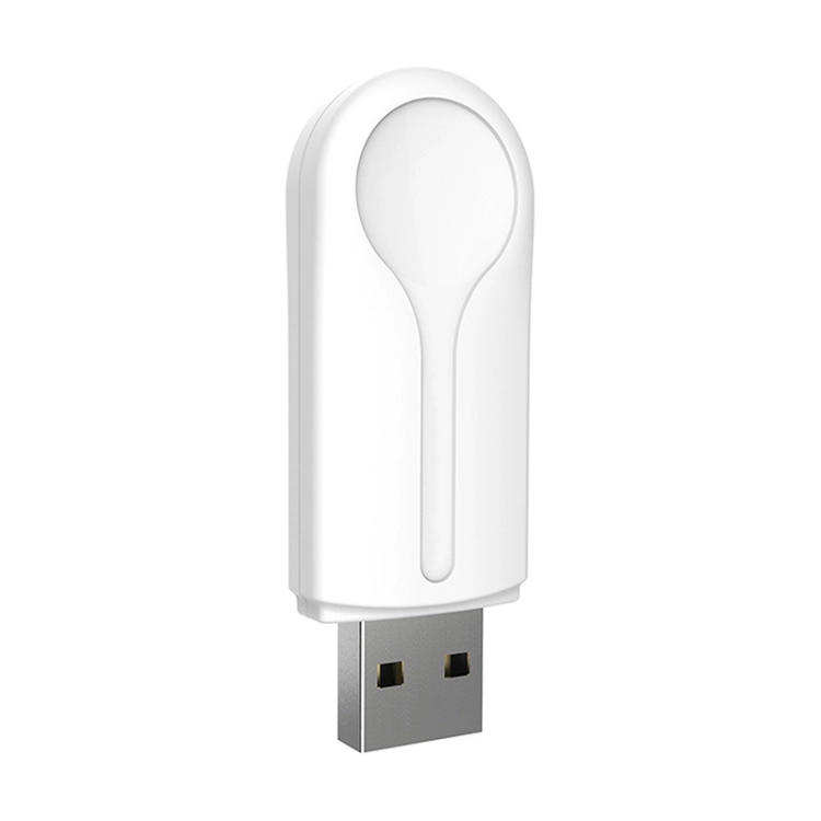Dłoń trzymająca mikroskopijny adapter USB Cycplus U10 przed jego podłączeniem do stacji roboczej komputera stacjonarnego.