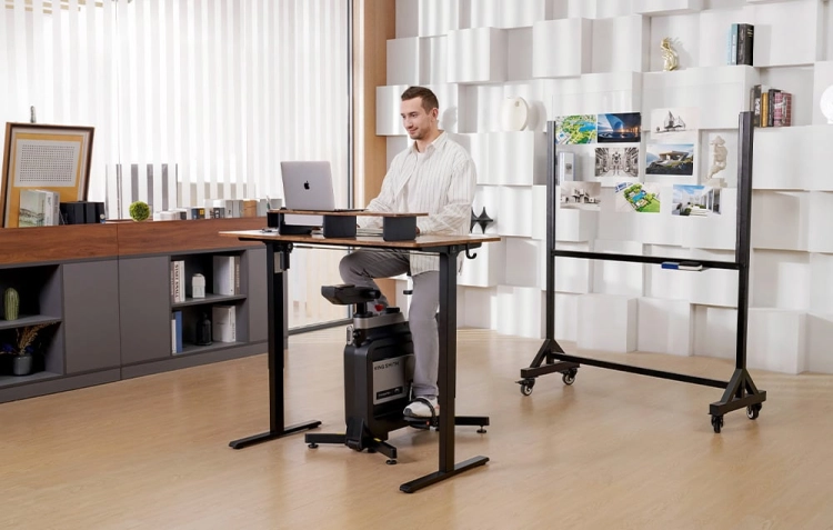 kingsmith-ebw18-w1b-aktywna-praca-przy-laptopie