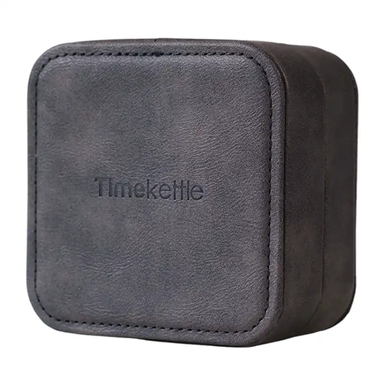 Zamknięte oraz otwarte etui skórzane prezentujące doskonałe dopasowanie do słuchawek Timekettle W4 Pro.
