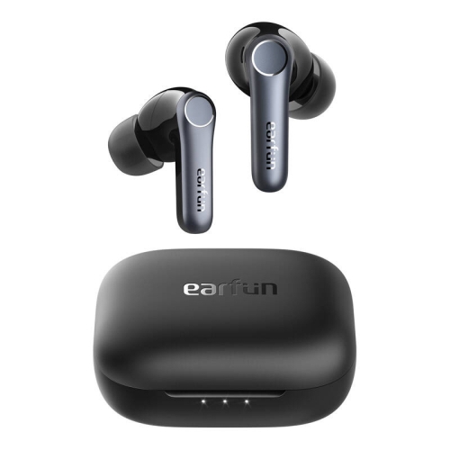 Czarne słuchawki bezprzewodowe TWS EarFun Air Pro 4 w eleganckim etui ładującym.