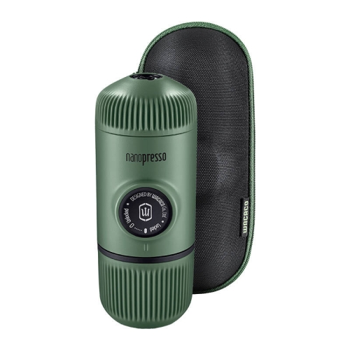 Zielony, przenośny ekspres do kawy WACACO Nanopresso Moss Green z ochronnym etui.