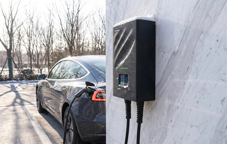 ladowarka-ev-besen-sqw45-22kw-app-przy-nowoczesnym-domu