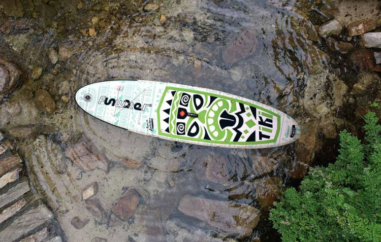 zielona-deska-sup-funwater-tiki-przy-brzegu