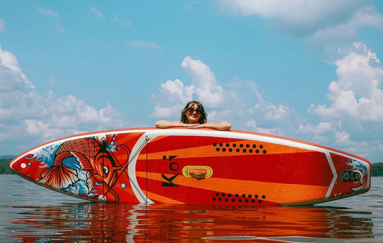 deska-sup-funwater-feath-r-lite-koi-na-wodzie