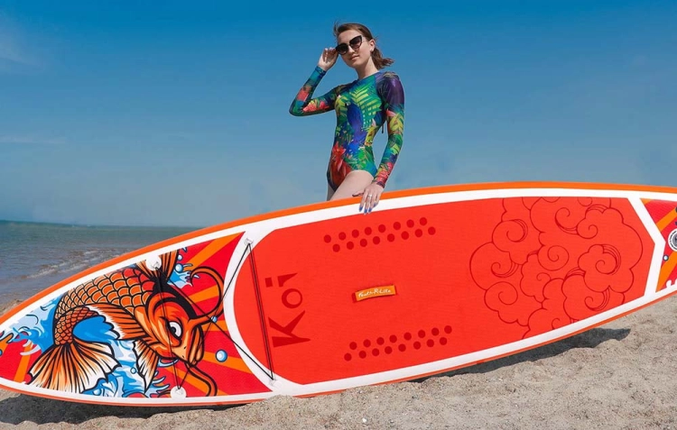 kobieta-przy-czerwonej-desce-sup-funwater-koi