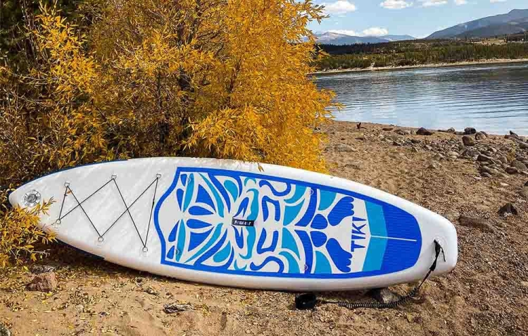 niebiesko-biala-deska-sup-funwater-tiki-przy-drzewie