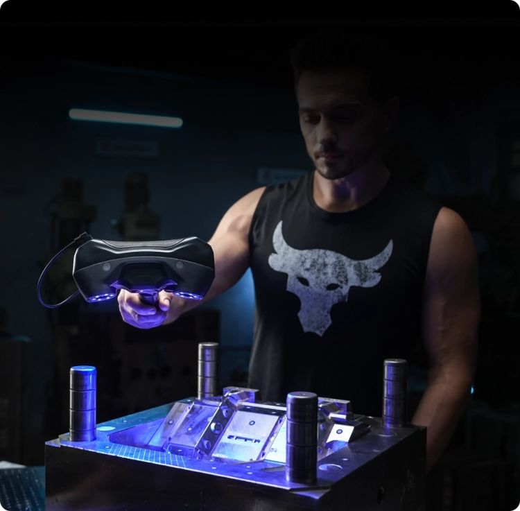 operator-skanera-3d-revopoint-metroy-pro