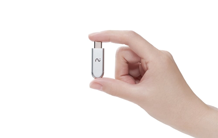 dongle-ai-viaim-notekit-trzymany-w-dloni