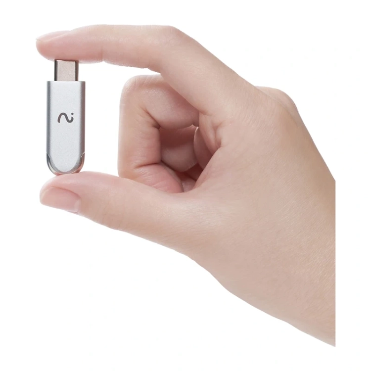 szary-dongle-ai-viaim-notekit-trzymany-w-dloni