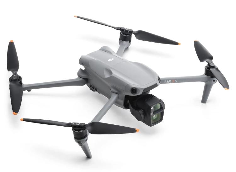 Dron DJI Air 3S (DJI RC-N3) widok od boku z rozłożonymi śmigłami