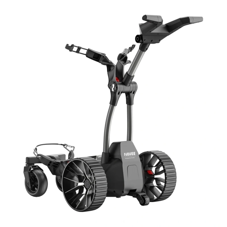 Dwóch golfistów spaceruje po polu golfowym obok zautomatyzowanego wózka z torbą golfową.