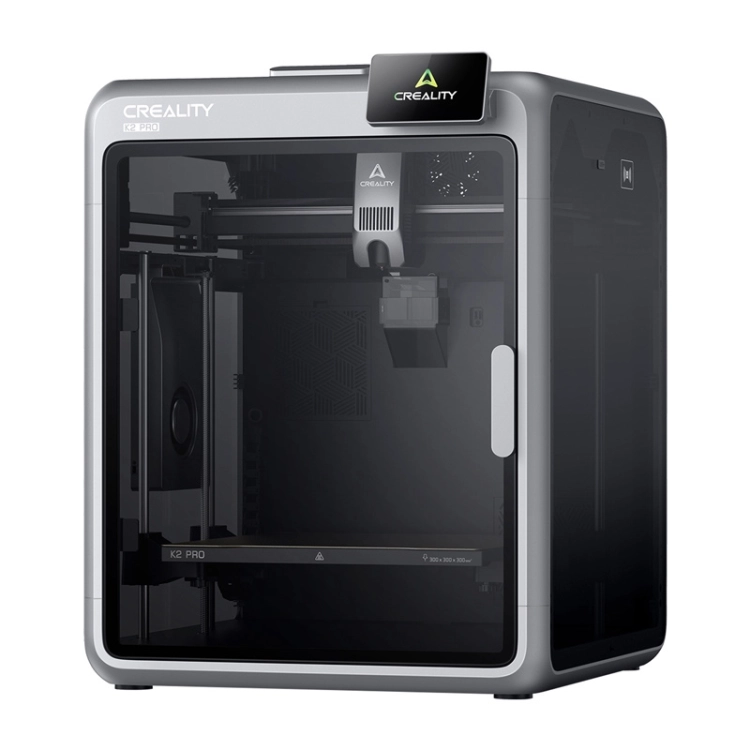 Mężczyzna trzymający obiektyw aparatu przy biurku z drukarką 3D Creality K2 Pro.