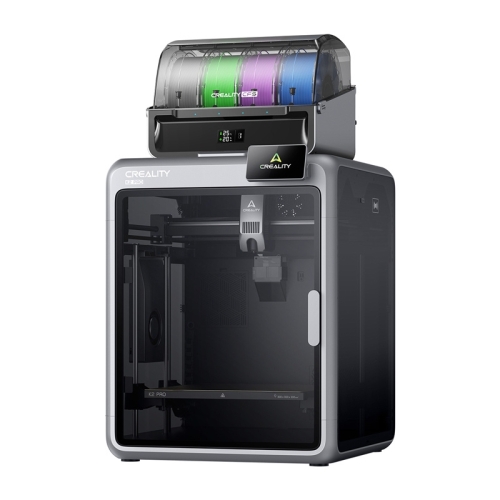 Mężczyzna trzymający obiektyw aparatu przy biurku z drukarką 3D Creality K2 Pro Combo.