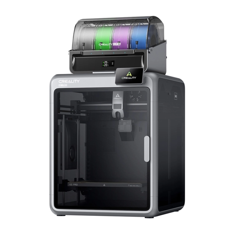 Mężczyzna trzymający obiektyw aparatu przy biurku z drukarką 3D Creality K2 Pro Combo.