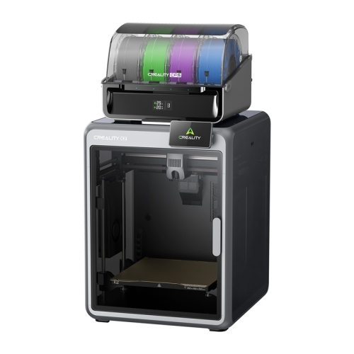 Uśmiechnięta kobieta drukuje modele 3D za pomocą drukarki Creality K2 Combo w jasnym pomieszczeniu.