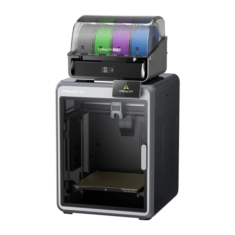 Uśmiechnięta kobieta drukuje modele 3D za pomocą drukarki Creality K2 Combo w jasnym pomieszczeniu.