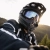 Motocyklista z kamerą sportową zamocowaną na uchwycie STARTRC do kasku