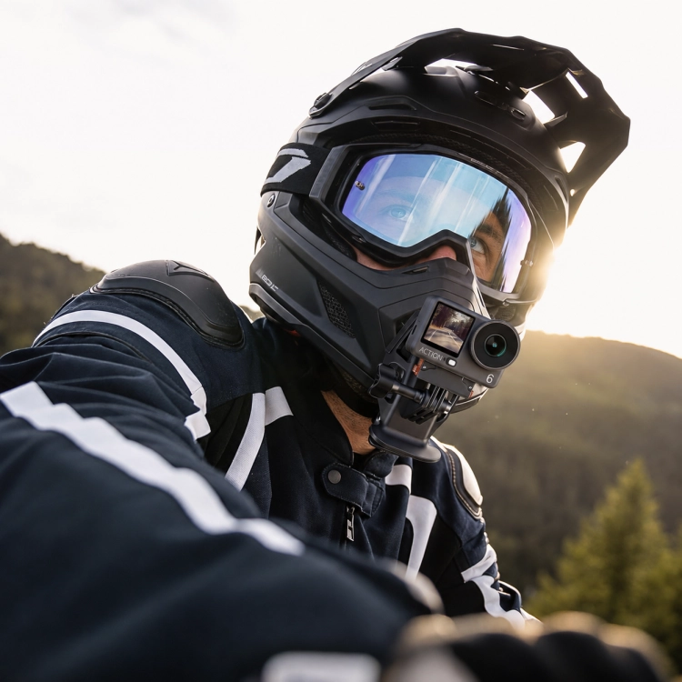 Motocyklista z kamerą sportową zamocowaną na uchwycie STARTRC do kasku