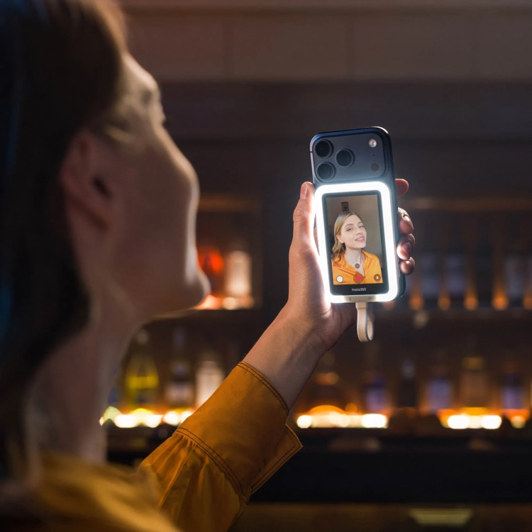 Insta360 Snap Selfie Screen with Light podczas nagrywania w słabym oświetleniu