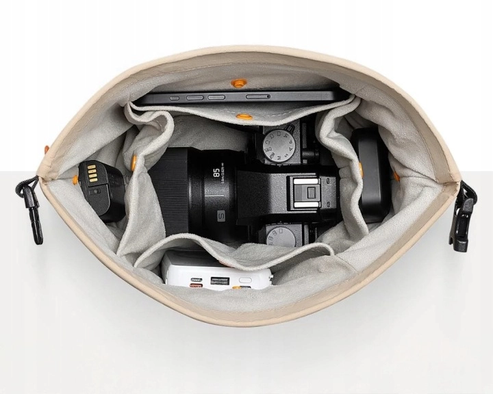 Wnętrze beżowej torby fotograficznej K&F Concept KF13.168V1 z ochroną sprzętu