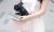 Różowa torba fotograficzna K&F Concept podczas noszenia crossbody
