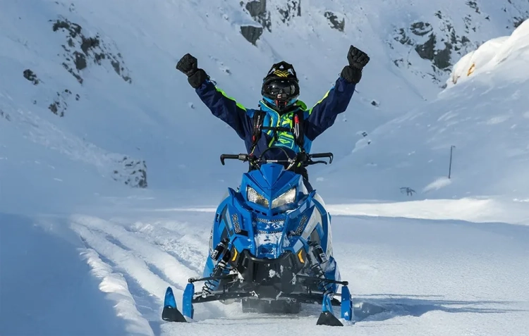 uchwyt-na-kask-motocyklowy-do-sportowych-kamer.webp