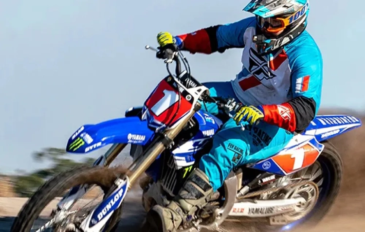 uchyt-do-kamer-sportowych-na-kask-motocyklowy.webp
