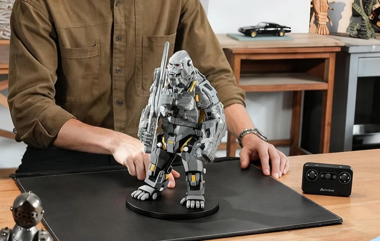 Creality Pika podczas skanowania figurki 3D na stoliku obrotowym