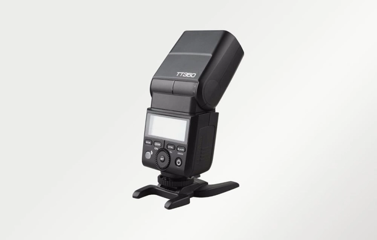 Lampa błyskowa Godox TT350O do Olympus z odchyloną głowicą, widok z przodu z boku