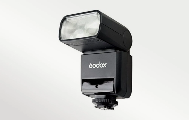 Godox TT350O na podstawce, widok z tyłu z boku z odchyloną głowicą