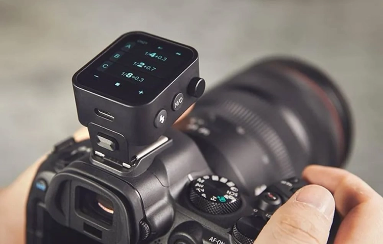 Wyzwalacz Godox X3 S TTL do Sony zamontowany na aparacie fotograficznym