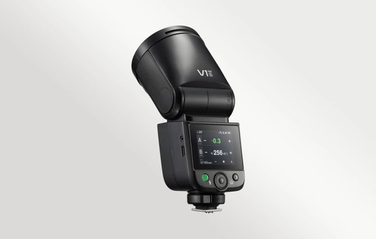 Godox V1-S z ruchomą głowicą i ekranem LCD, widok pod kątem