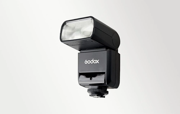 Lampa błyskowa Godox TT350S do Sony z uniesioną głowicą, widok z przodu pod kątem