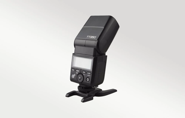 Godox TT350S z odchyloną głowicą błyskową, widok z boku