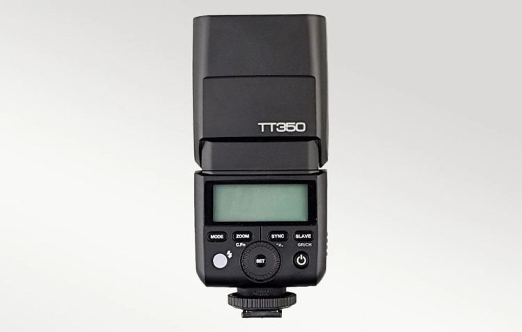 Godox TT350S z ekranem LCD i przyciskami sterującymi, widok od tyłu