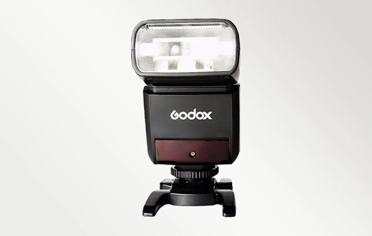 Lampa błyskowa Godox TT350S na podstawce, widok z przodu na palnik