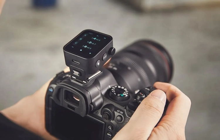 Wyzwalacz Godox X3 C zamontowany na aparacie Canon, widok z góry i boku
