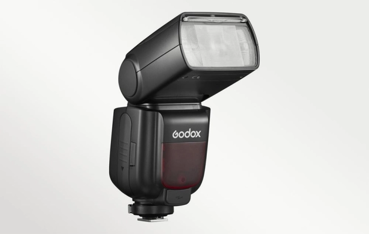 Lampa błyskowa Godox TT685IIO do Olympus i Panasonic z ruchomą głowicą, widok z przodu pod kątem